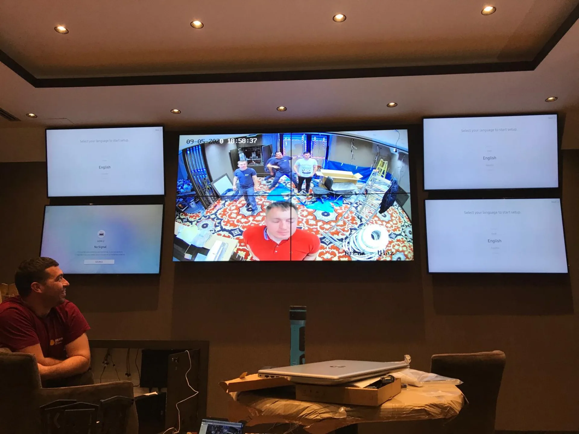 Video zid u hotelskoj kontrolnoj sobi  -  montaža